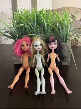 Monster High dolls Bundle SOLD AS IS [PLEASE SEE PICTURES]